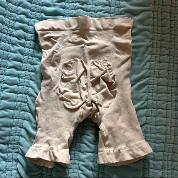 SKIMS Shapewear Shorts - Picture 2 of 3